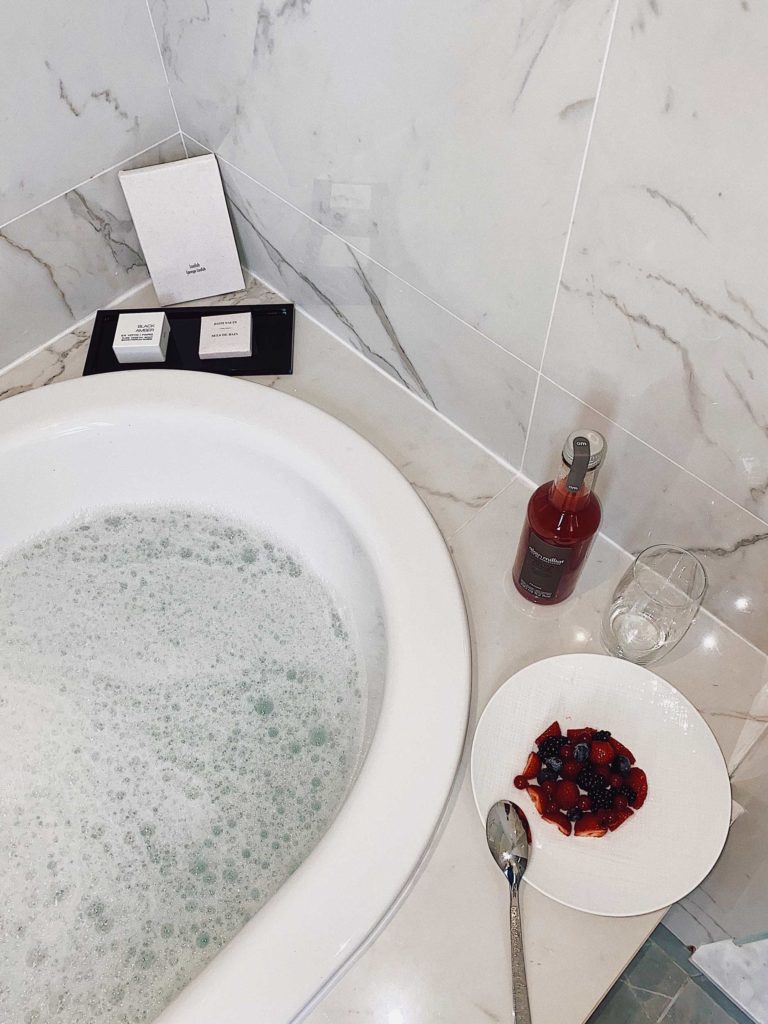 Hotel-Hyatt-Paris-Madeleine-Review-Bathroom-selfcare-selftime-bath-marble-luxury-boutique-hotel