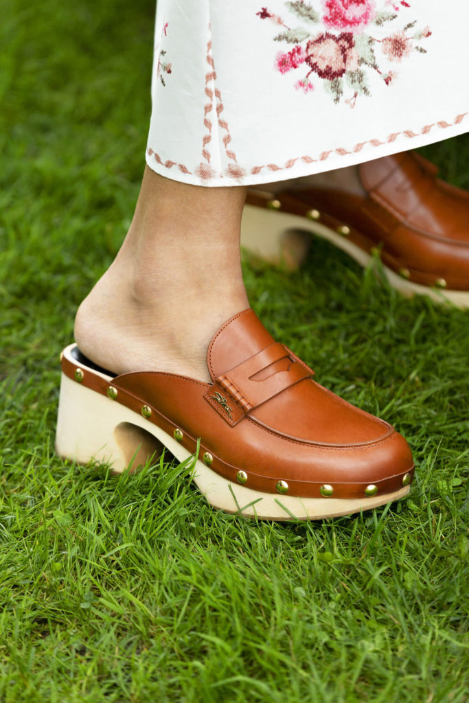 Longchamp clog Spring Summer 2022 Favorite accessories and details Vogue Runway Fashion Week shoes trend 2022