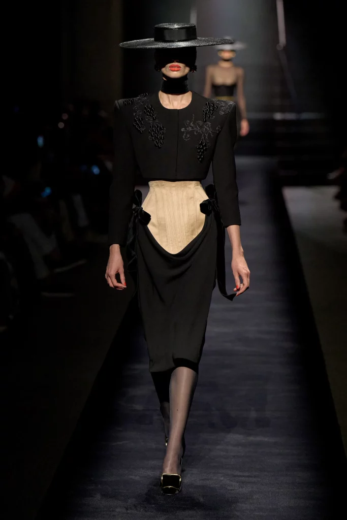 Couture runway report - best couture fall 2022 looks - Vogue Runway Fall 2022 - Schiaparelli