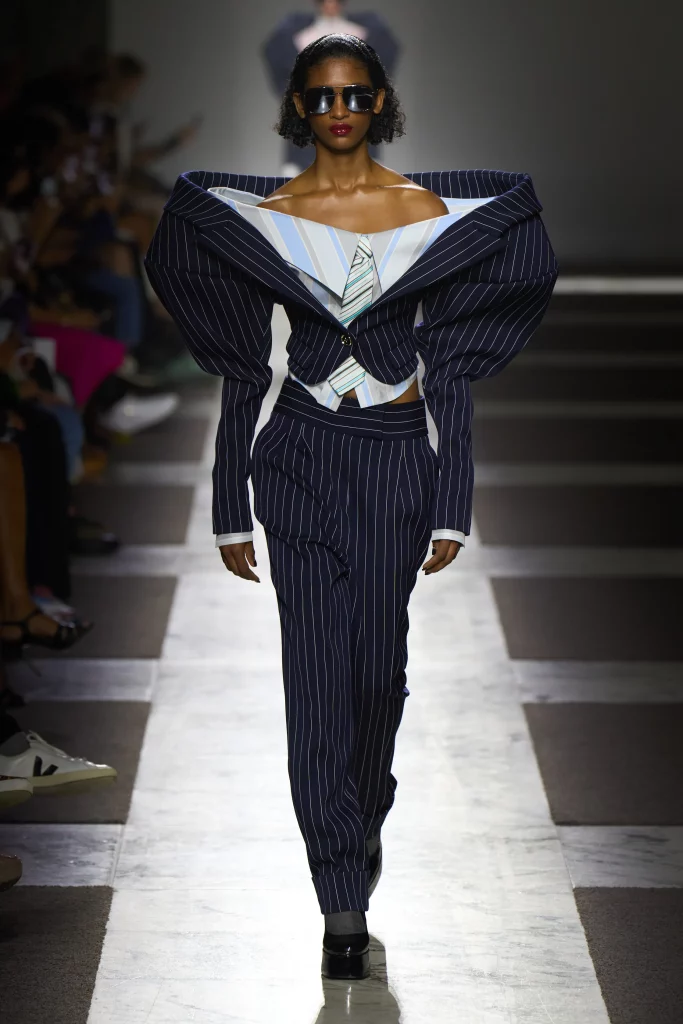 Couture runway report - best couture fall 2022 looks - Vogue Runway Fall 2022 - Viktor and Rolf