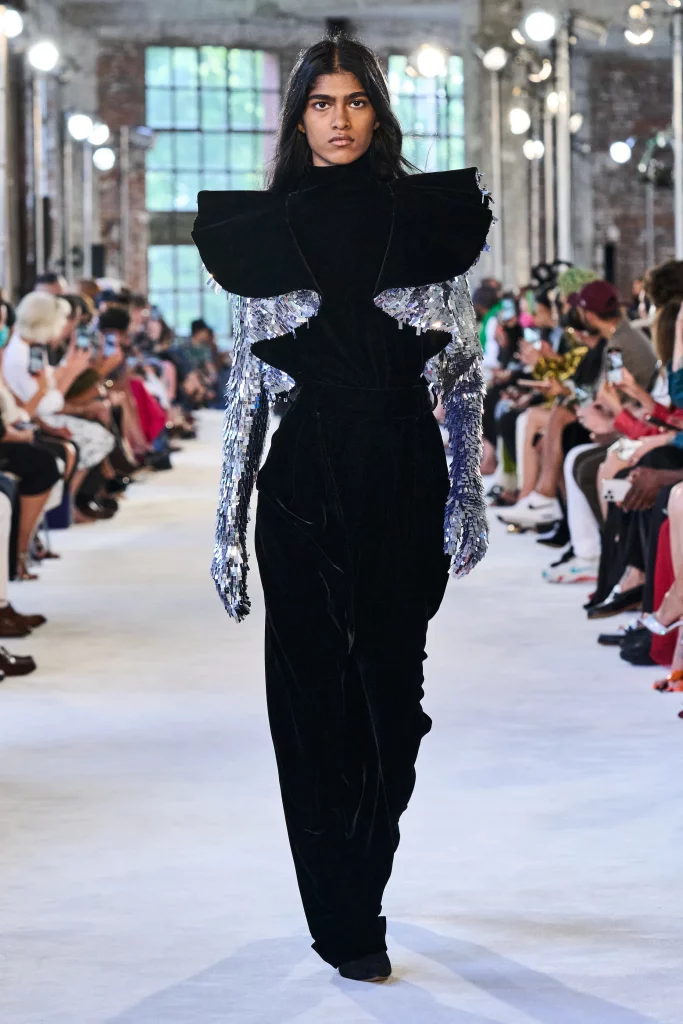 Couture runway report - best couture fall 2022 looks - alexandre-vauthier- Vogue Runway Fall 2022 metallic