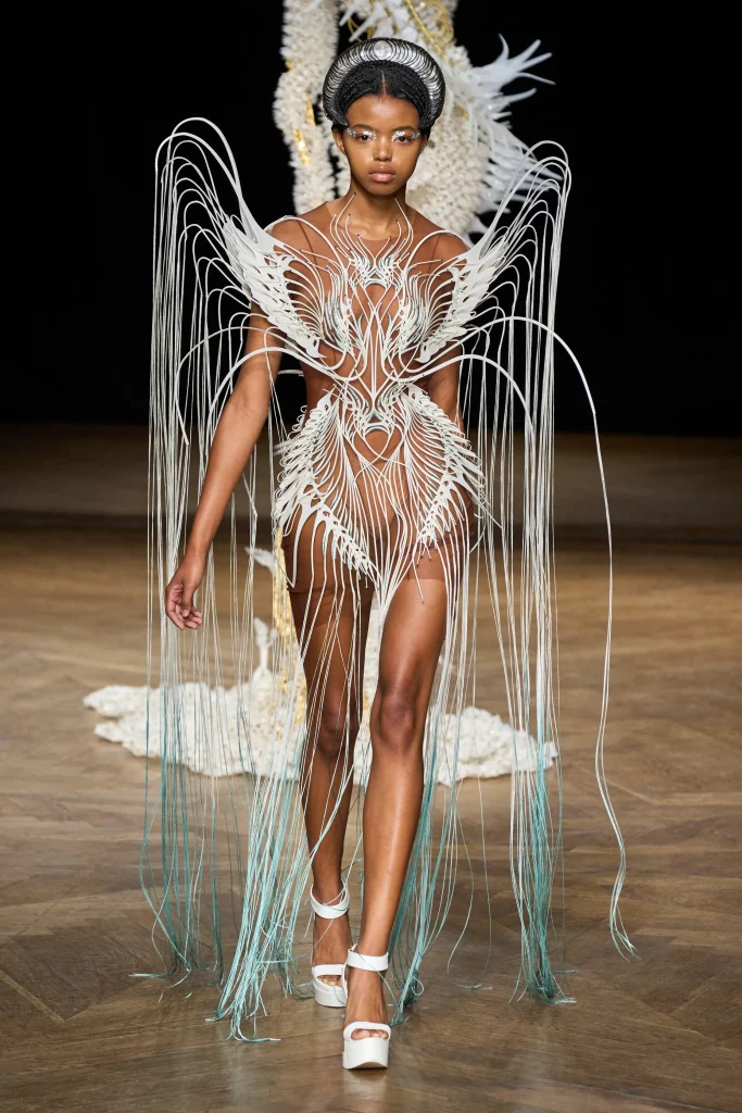 Couture runway report - best couture fall 2022 looks - Vogue Runway Fall 2022 - Iris Van Herpen - Fairy high tech 3D printing dress