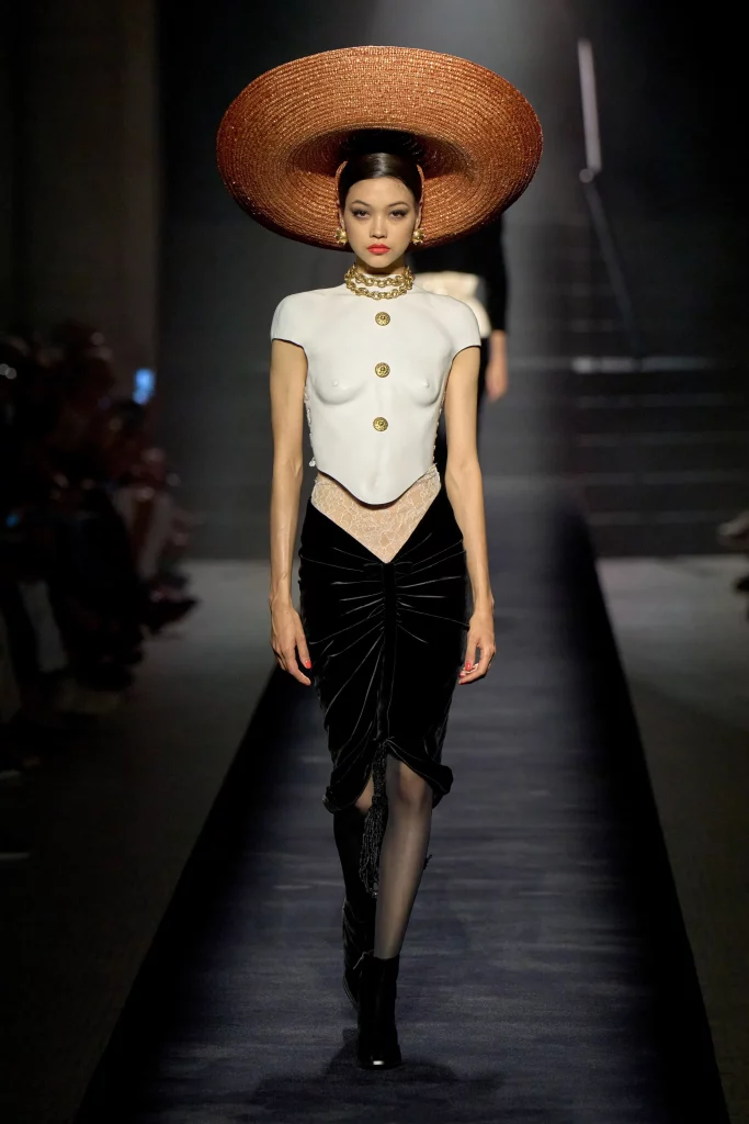 Couture runway report - best couture fall 2022 looks - Vogue Runway Fall 2022 - Schiaparelli