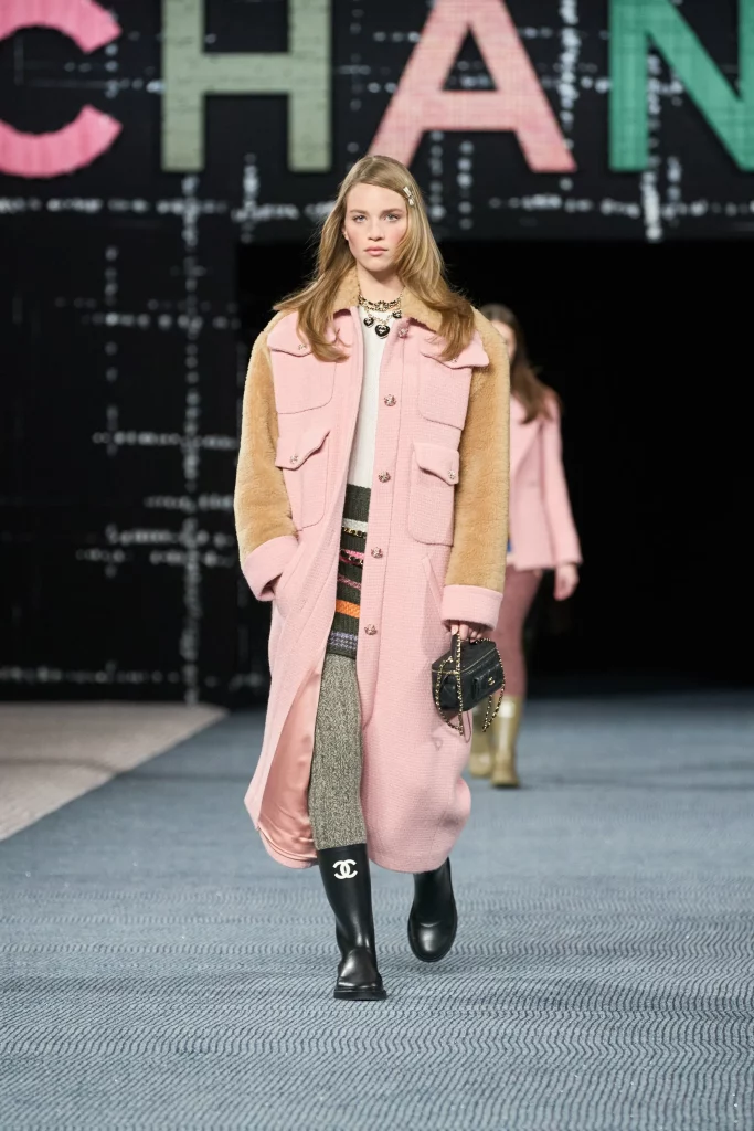 Best Fall Winter 2022 2023 fashion trends as per the runway -chanel-fall-2022-ready-to-wear-paris-credit-gorunway sherpa shearling