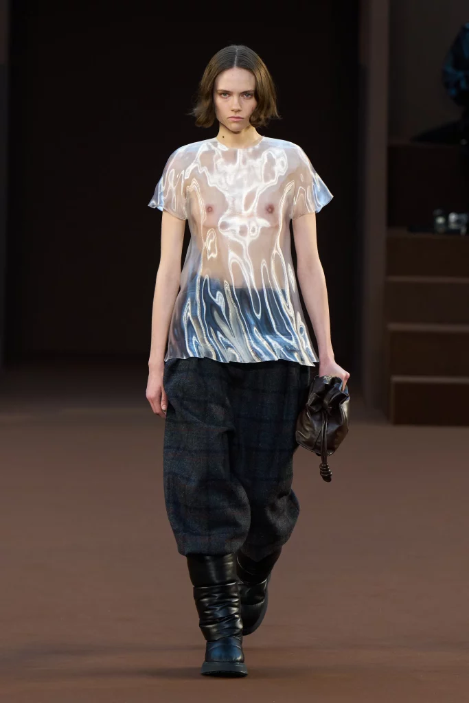 Runway Fall Winter 2022 2023 Best fashion trends-loewe-fall-2022-ready-to-wear-paris-credit-filippo-fior-jelly fish tee