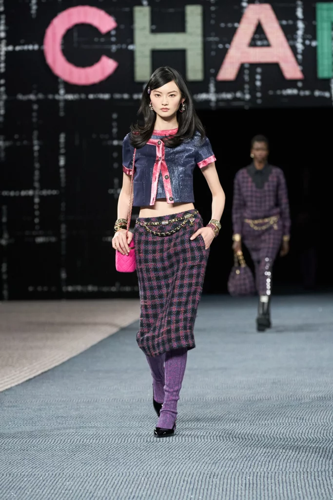 Best Fall 2022 fashion trends as per the runway-chanel-fall-2022-ready-to-wear-paris-credit-gorunway low rise midi skirt