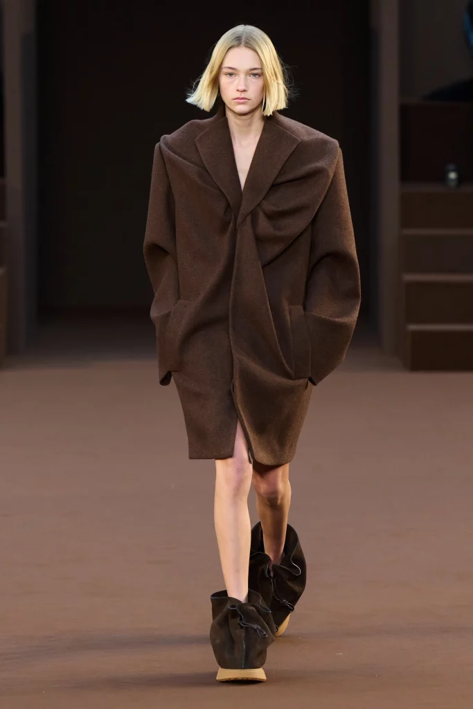 Best Fall 2022 fashion trends as per the runway chocolate-loewe-fall-2022-ready-to-wear-paris-credit-filippo-fior-gorunway