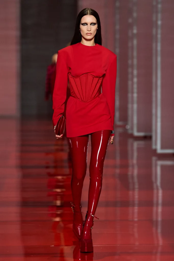 Best Fall Winter 2022 2023 fashion trends as per the runway corset -versace-fall-22-ready-to-wear-milan-credit-gorunway