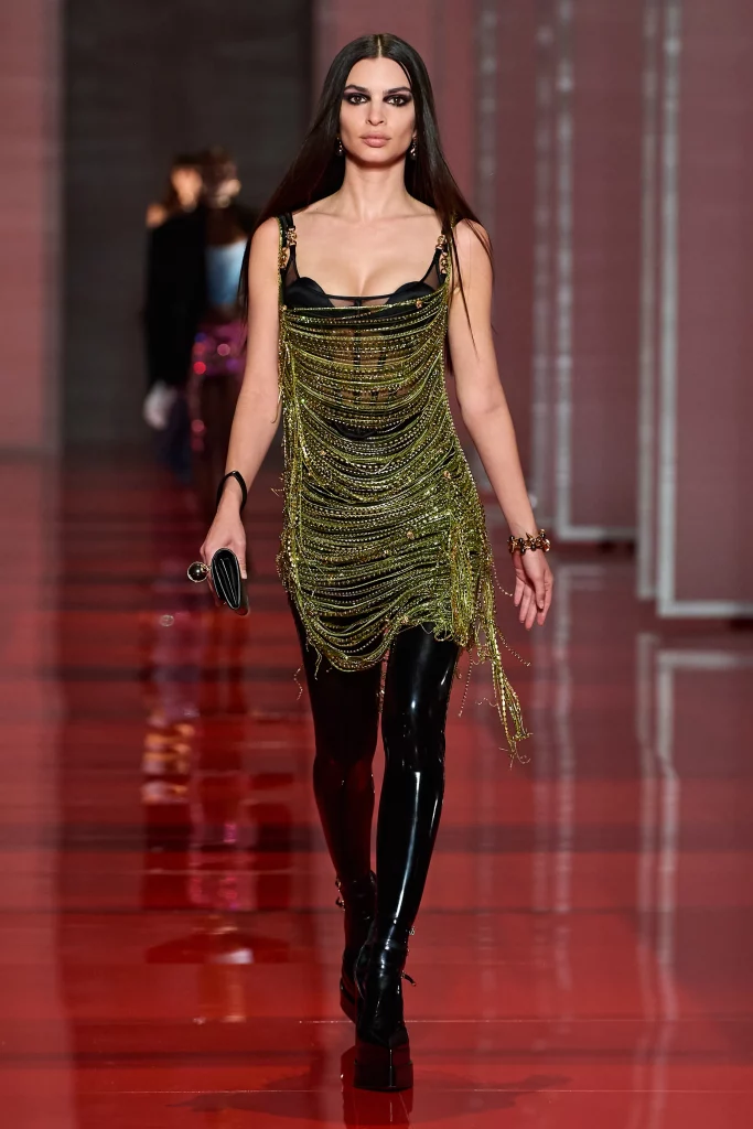 Best Fall Winter 2022 2023 fashion trends as per the runway -versace-fall-22-ready-to-wear-milan-credit-gorunway black bra dress