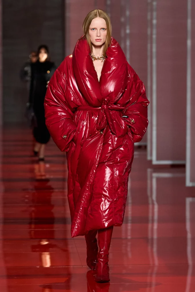 Best Fall 2022 fashion trends as per the runway-versace-fall-22-ready-to-wear-milan-credit-gorunway red oversized puffer coat