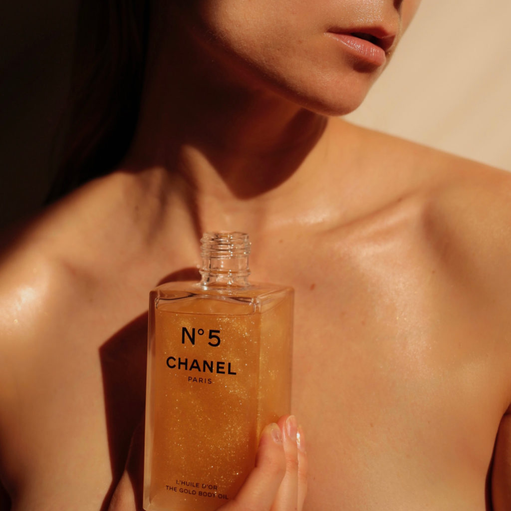 Holiday luxury gift ideas for women 2022 – Chanel numbe 5 the gold body oil shimmer Holiday 2022 affordable luxury Gift ideas