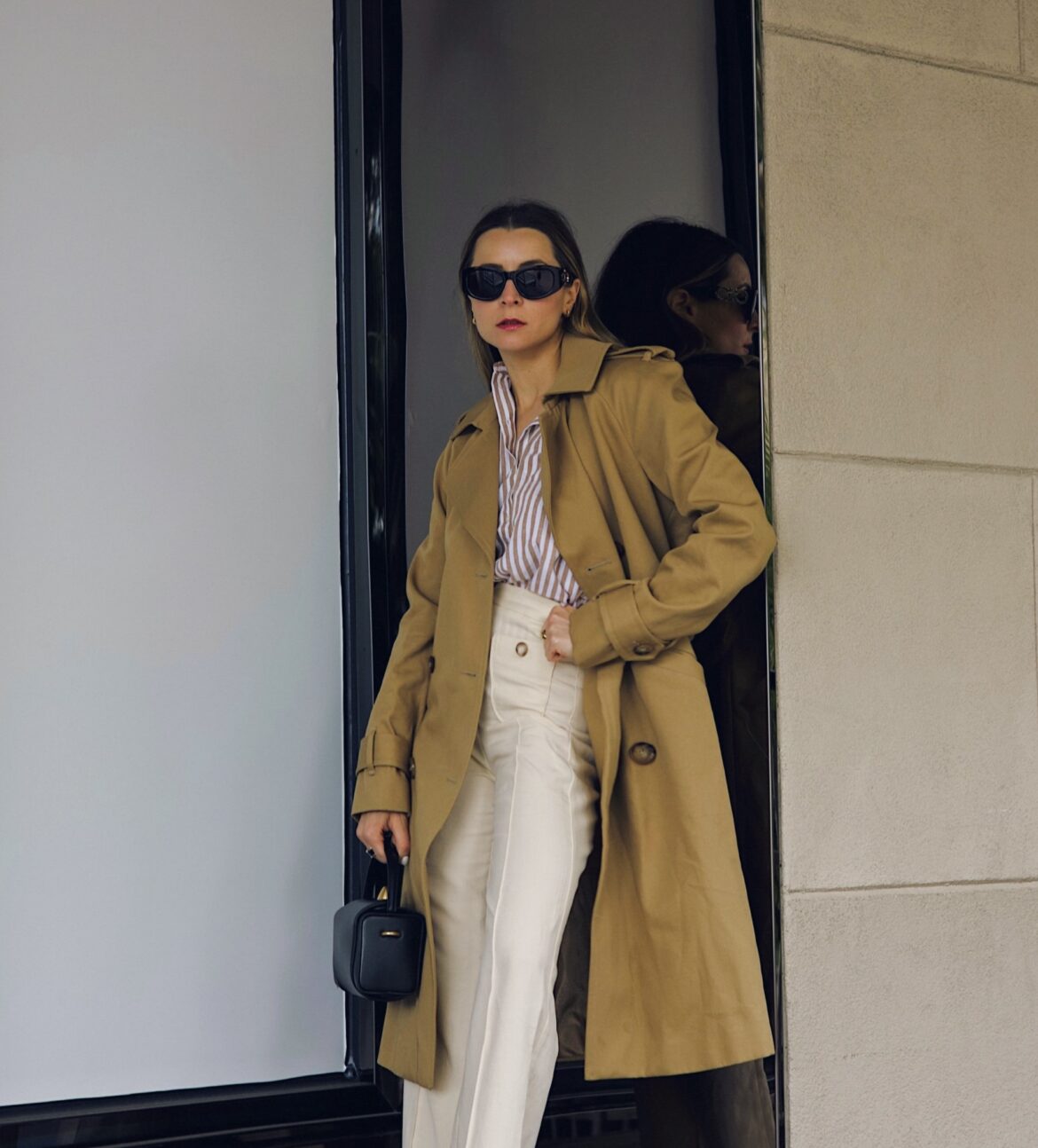 The trench coat is the perfect transitional piece to master the quiet luxury, old-money trends. Find out iconic and affordable trench coats for everyday wardrobe