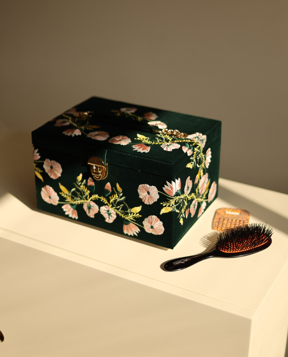 Valentine's day gift ideas a luxury jewelry box with a retro feel: review of Wolf Zoe jewelry box. Learn more on modersvp.com