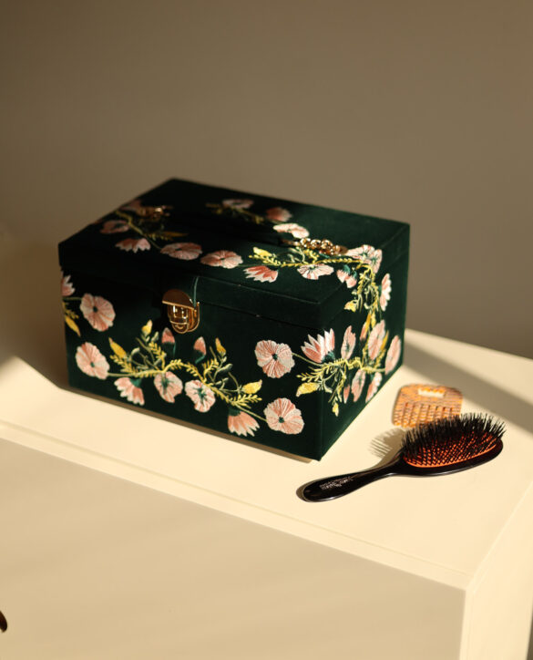 Valentine's day gift ideas a luxury jewelry box with a retro feel: review of Wolf Zoe jewelry box. Learn more on modersvp.com