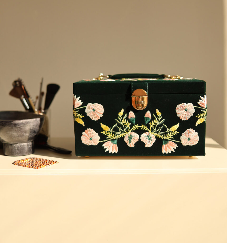 Valentine's day gift ideas a luxury jewelry box with a retro feel: review of Wolf Zoe jewelry box. Learn more on modersvp.com Valentine's day gift ideas a luxury jewelry box with a retro feel: review of Wolf Zoe jewelry box in green velvet with embroidered flowers.