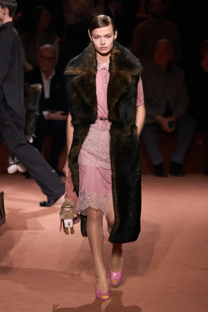 Cover lace and faux fur -fendi-fall-2025-ready-to-wear-credit-gorunway