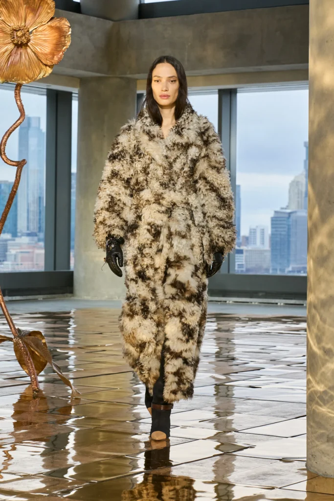maximalist volum shaggy texture -ulla-johnson-fall-2025-ready-to-wear-credit-gorunway
